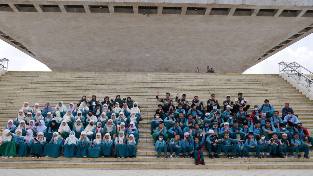 Kelas Tinggi di Depan Monas