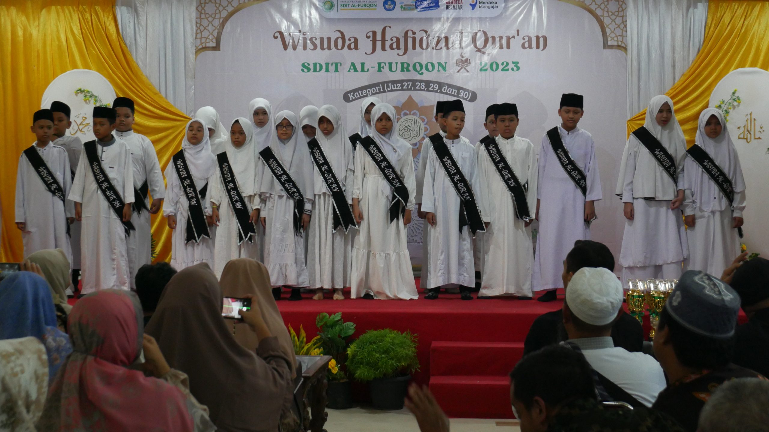 Wisudawan dan Wisudawati kategori 2, 3, dan 4 Juz