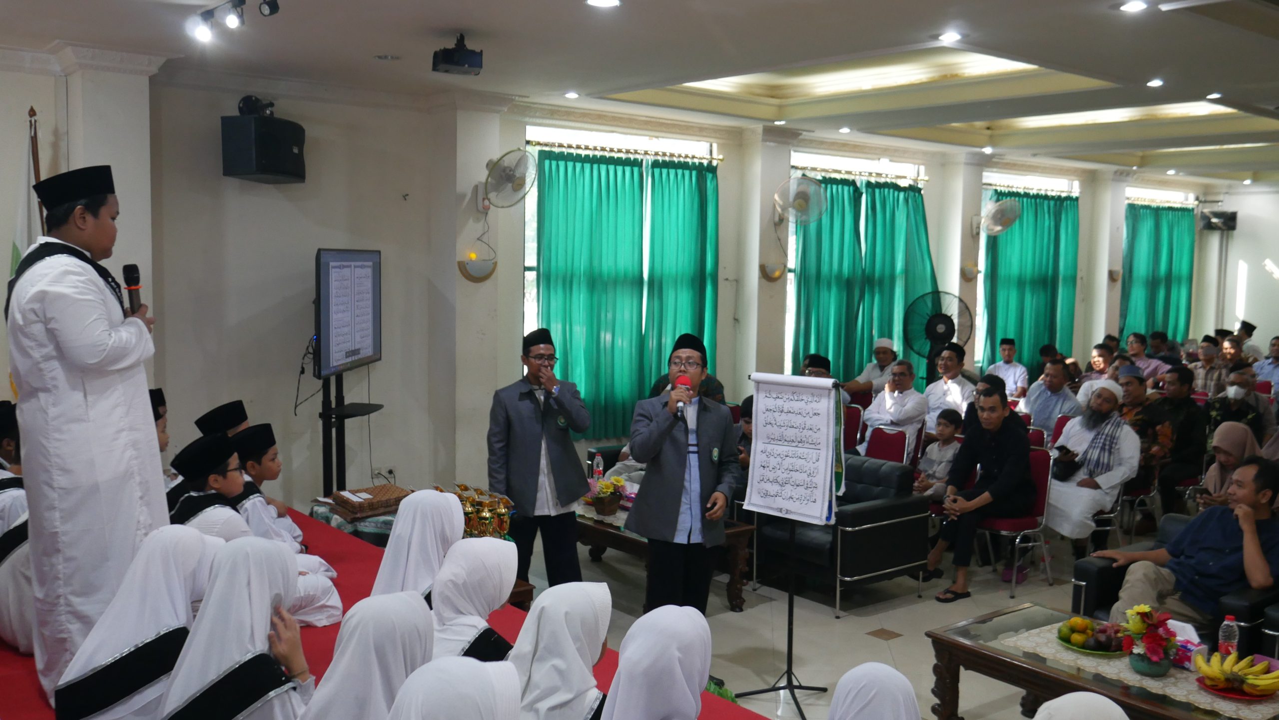 Haikal menjawab pertanyaan dari orang tua pada Wisuda Haifdz SDIT Al-Furqon 2023