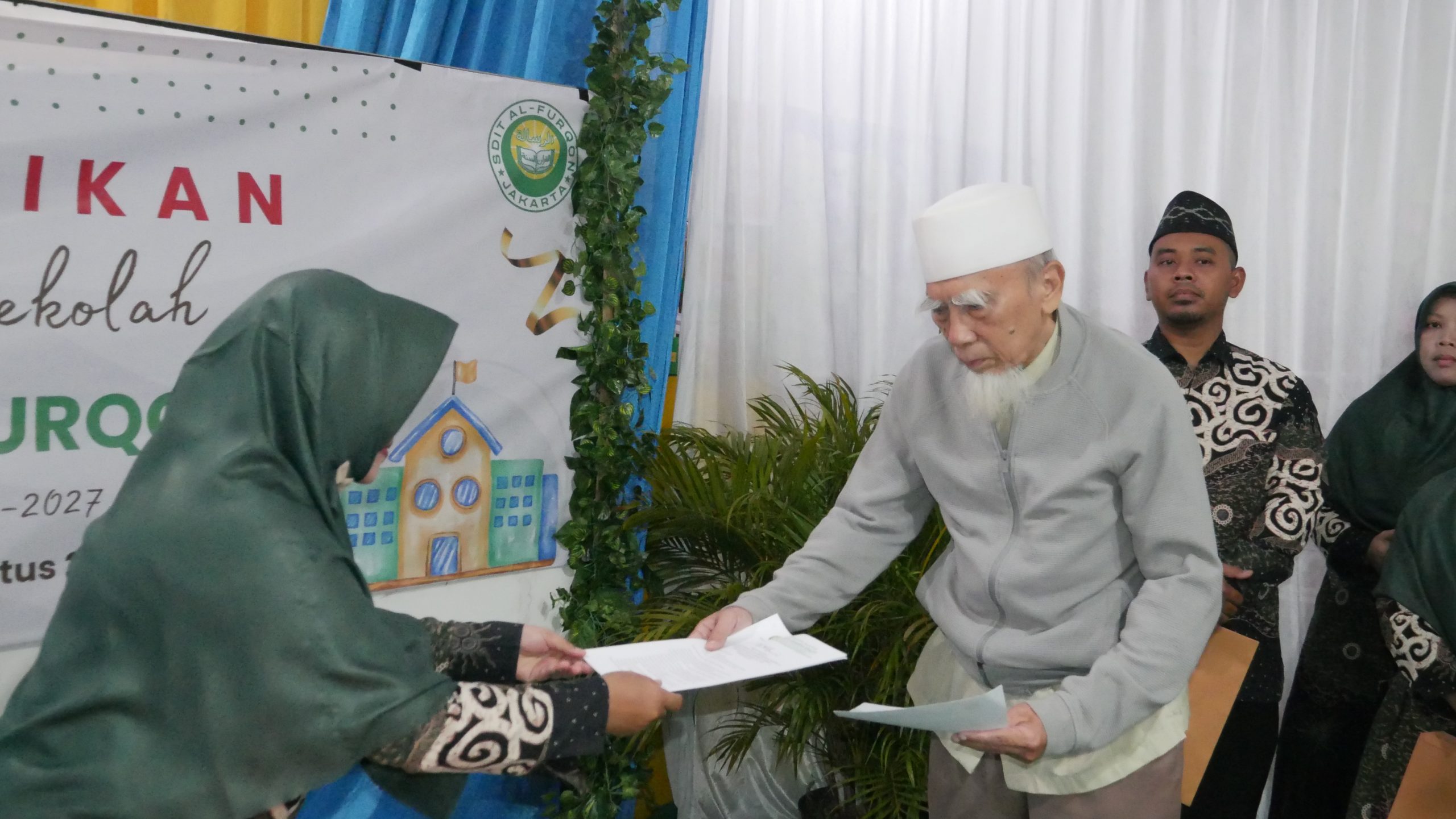 Pemberian pakta integritas wakil kepala sekolah bidang akademik kepada Pengawas SDIT Al-Furqon