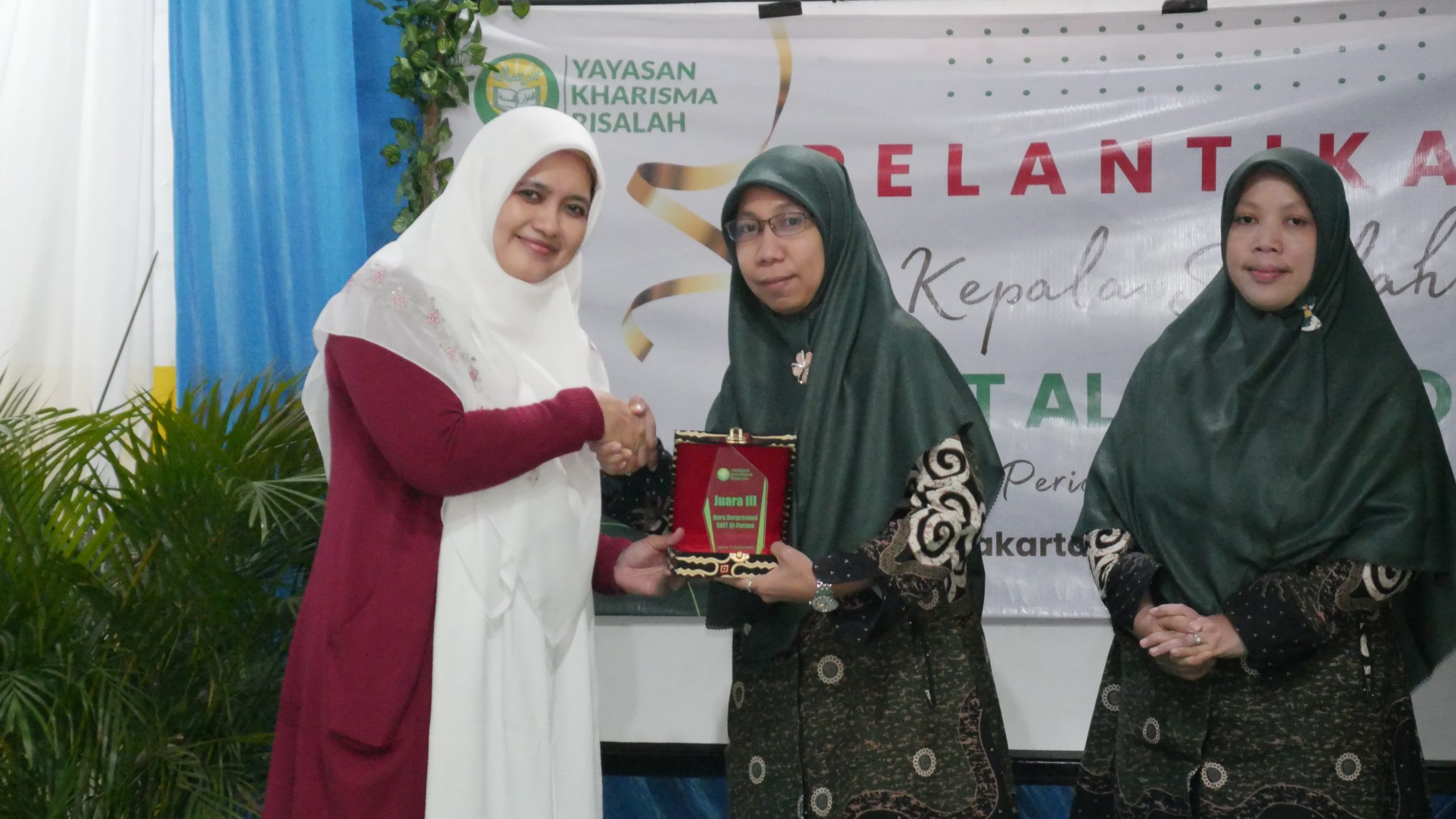 Pemberian plakat penghargaan guru favorit SDIT Al-Furqon diwakili Komite sekolah kepada Ibu Mia Syalamiah