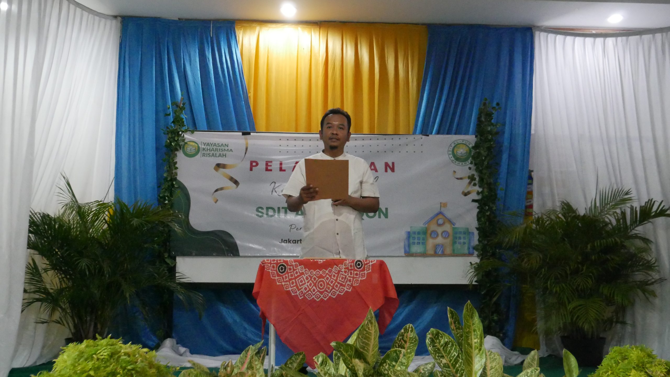 Pembacaan Surat Tugas oleh Sekretaris Yayasan Kharisma Risalah pada Pelantikan Kepala dan Wakil Kepala Sekolah