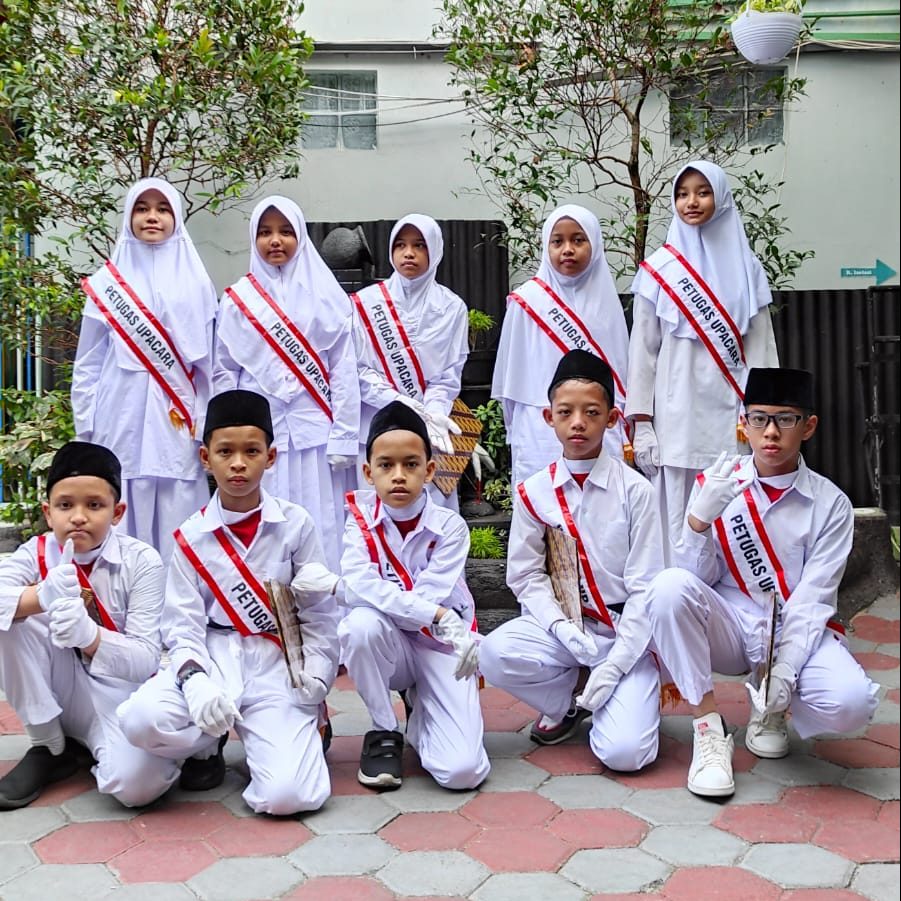 Petugas Upacara SDIT Al-Furqon