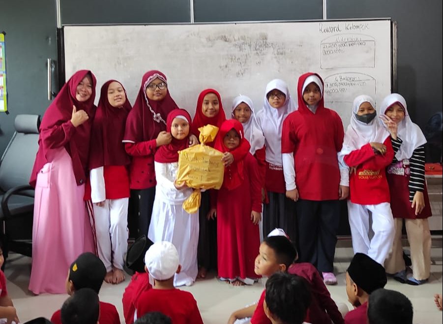 SDIT Al-Furqon Pemenang Lomba Tarik Tambang Mujahidah - Juara 1