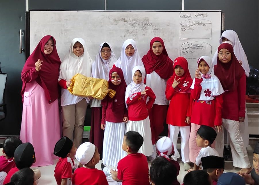 SDIT Al-Furqon Pemenang Lomba Tarik Tambang Mujahidah - Juara 2