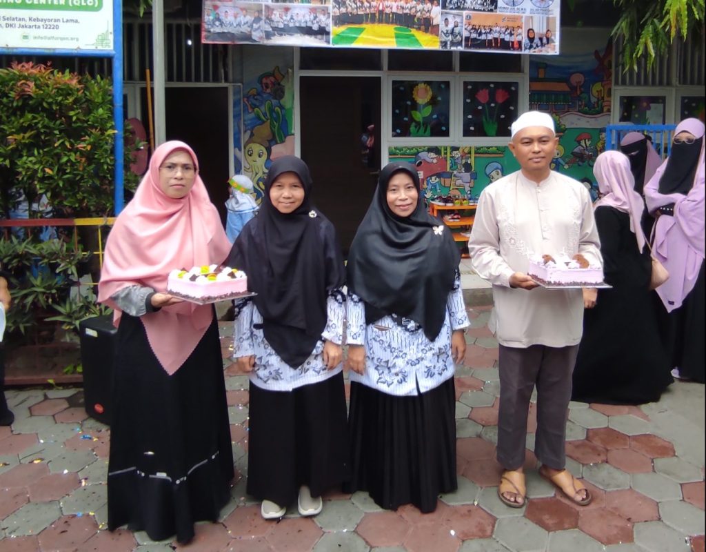 Pemberian kue pada kepala sekolah SDIT Al-Furqon dan TKIT Al-Furqon pada peringatan hari guru