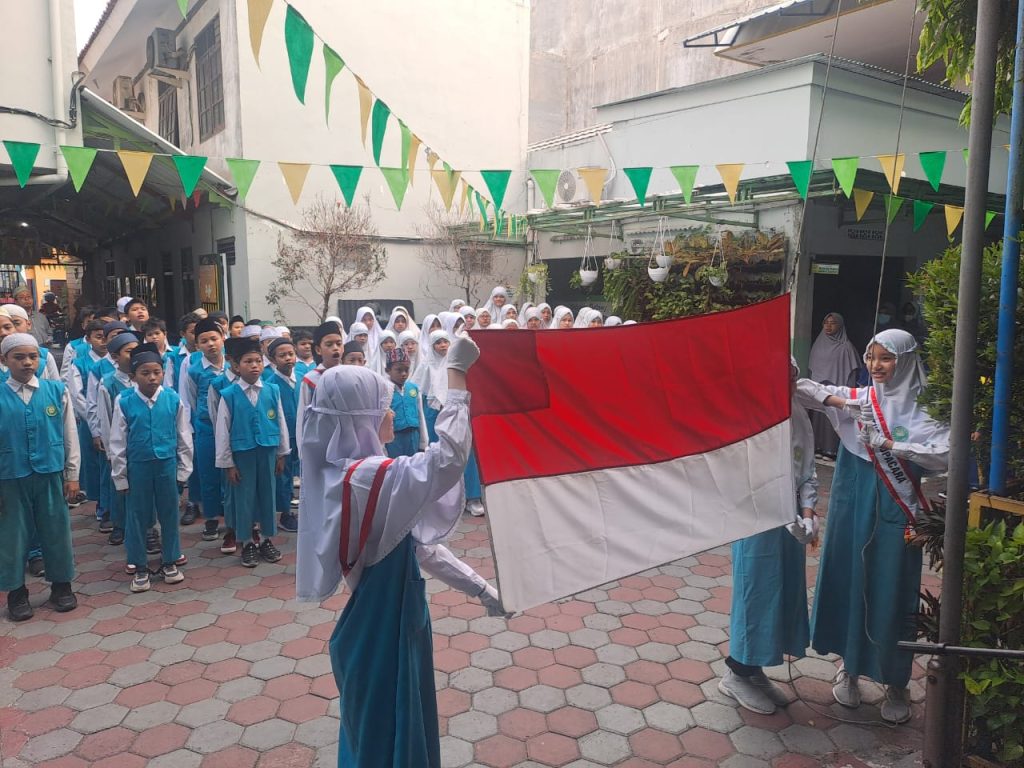 Pengibaran bendera merah putih Hari Kebangkitan Nasional Tahun 2024 - SDIT Al-Furqon