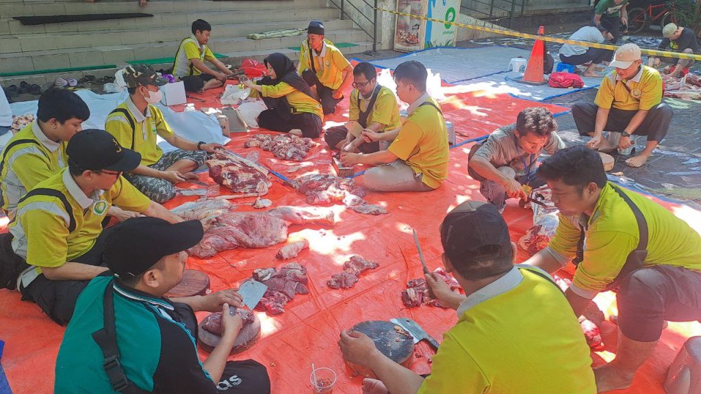 Proses pencacahan daging hewan qurban, Qurban 1445 H SDIT Al-Furqon Jakarta Selatan