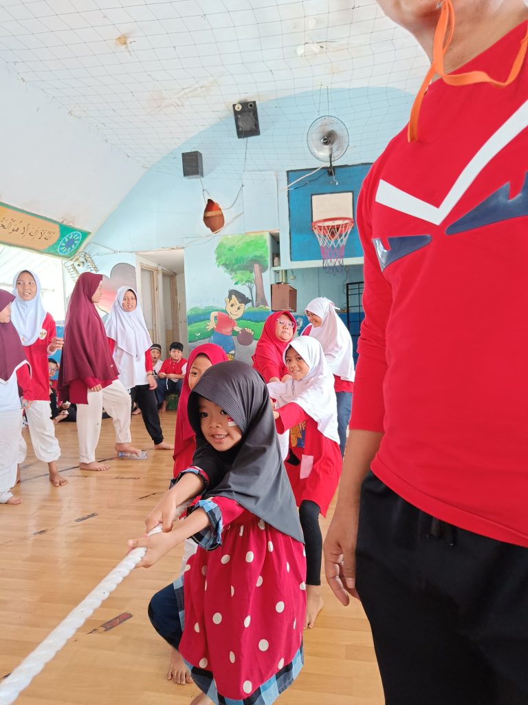 Lomba tarik tambang mujahidah di SDIT Al-Furqon