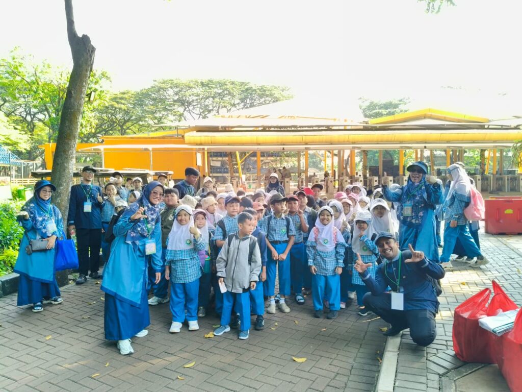 Fieldtrip ke Ragunan SDIT Al-Furqon- Foto di depan gerbang