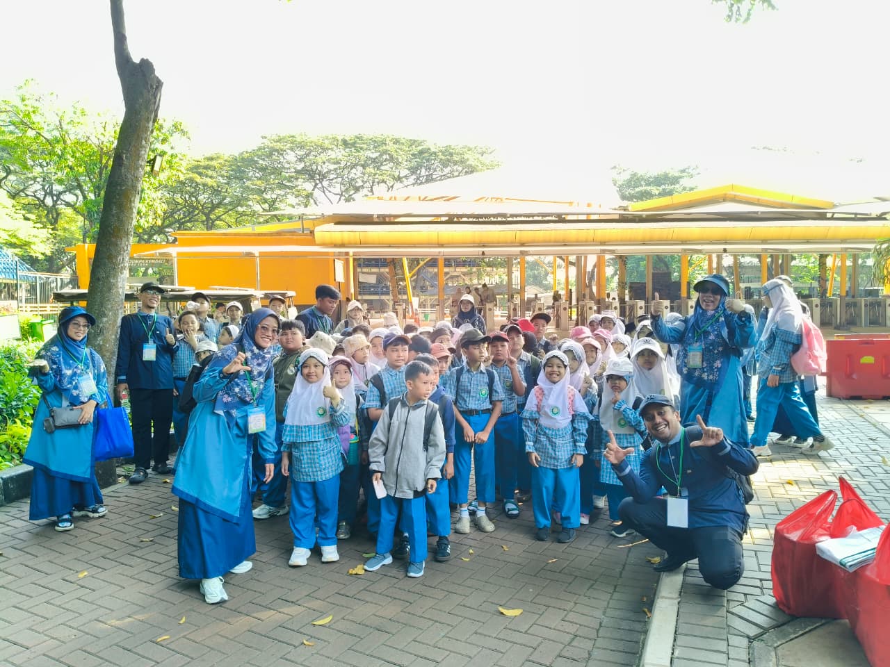 Fieldtrip ke Ragunan SDIT Al-Furqon- Foto di depan gerbang