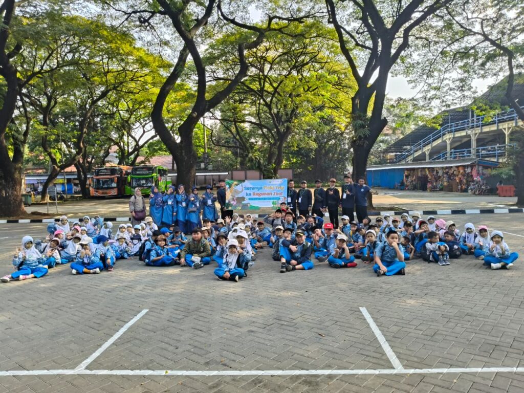 Fieldtrip ke Ragunan SDIT Al-Furqon- Foto di tempat parkir